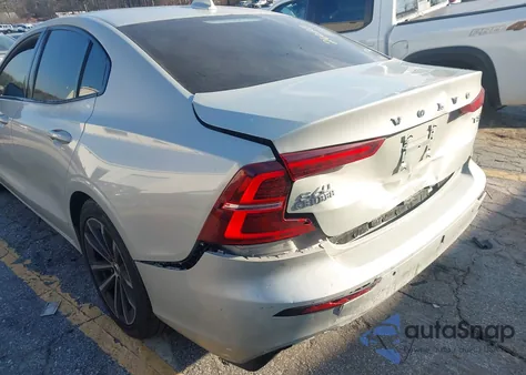 2021 Volvo S60 T5 Momentum z USA, uszkodzony, nr VIN 7JR102TZXMG107825